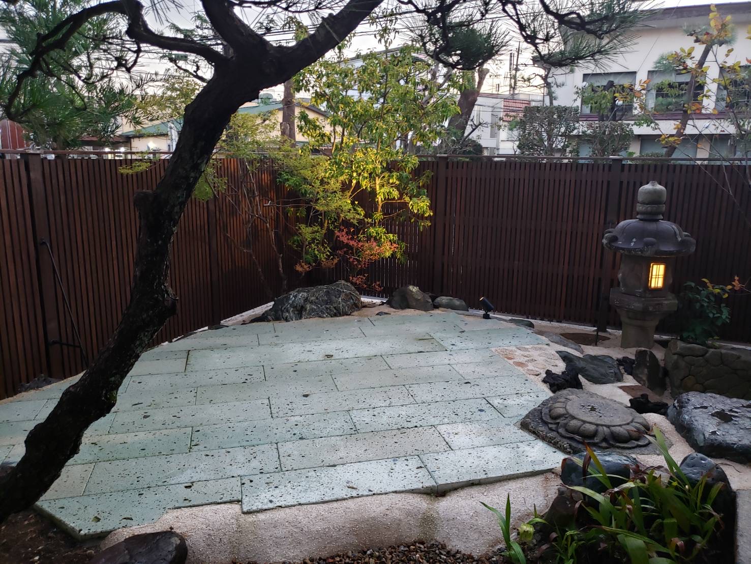 「見上げる庭と見下ろす庭」　埼玉県某所